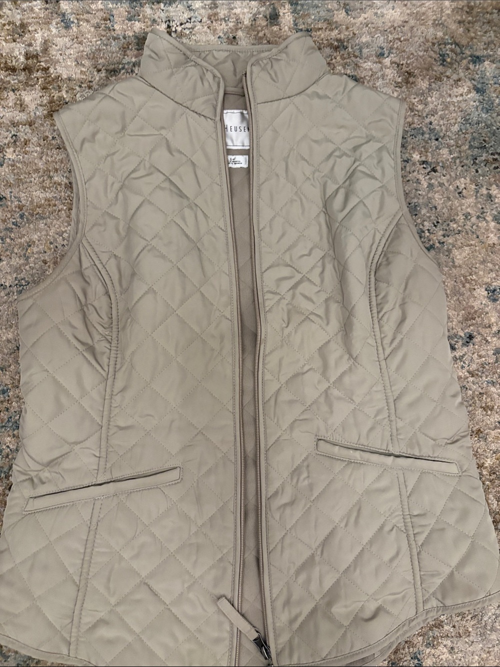 Van Heusen Diamond Quilted Sleeveless Zip Vest in Light Taupe size small